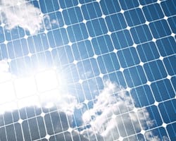 Zonnepanelen schuin gericht naar een blauwe lucht