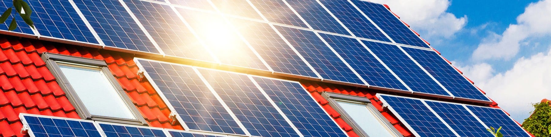 Zonnepanelen schuin gericht naar een blauwe lucht